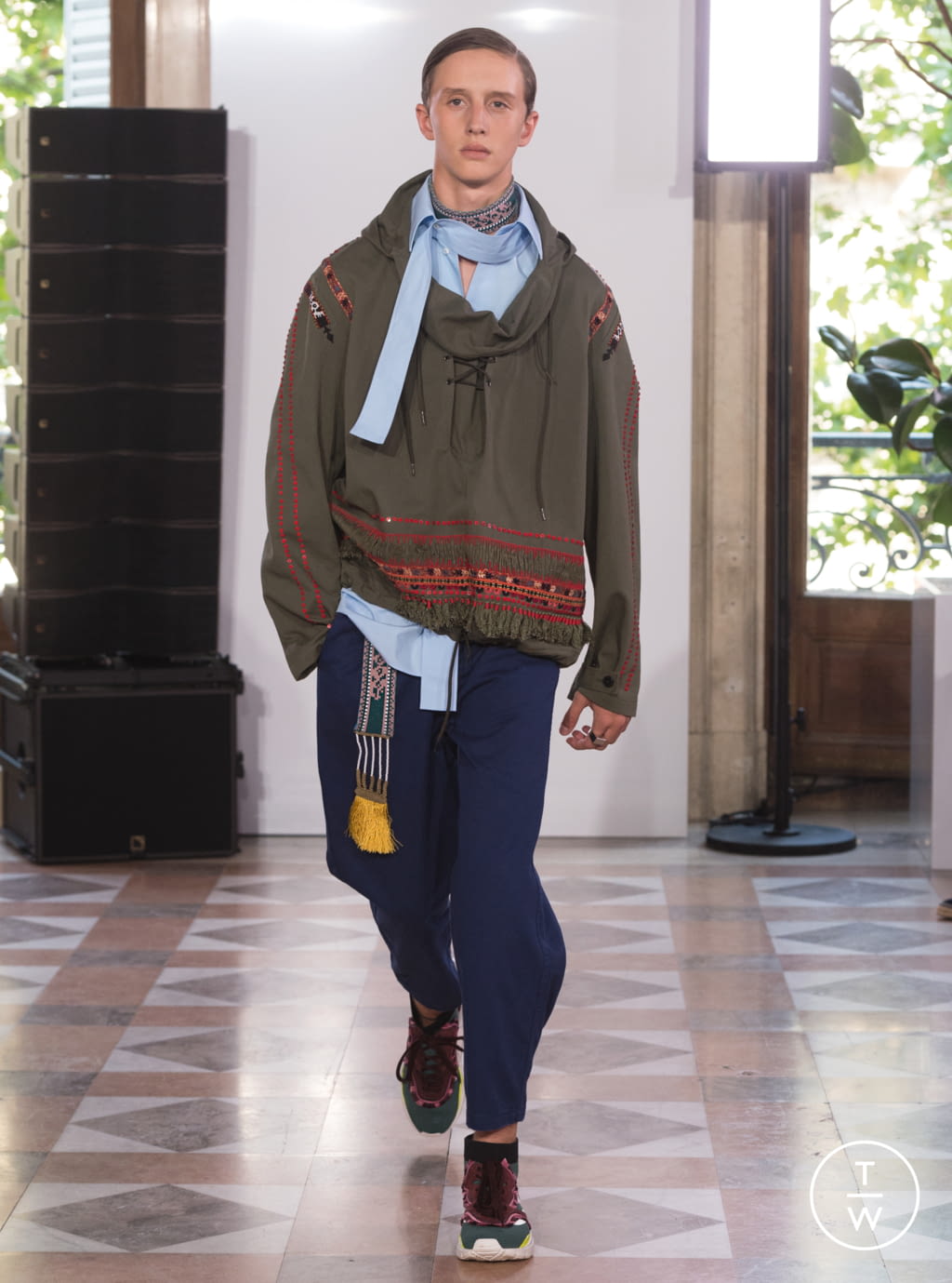 Fashion Week Paris Spring/Summer 2018 look 32 from the Valentino collection 男装