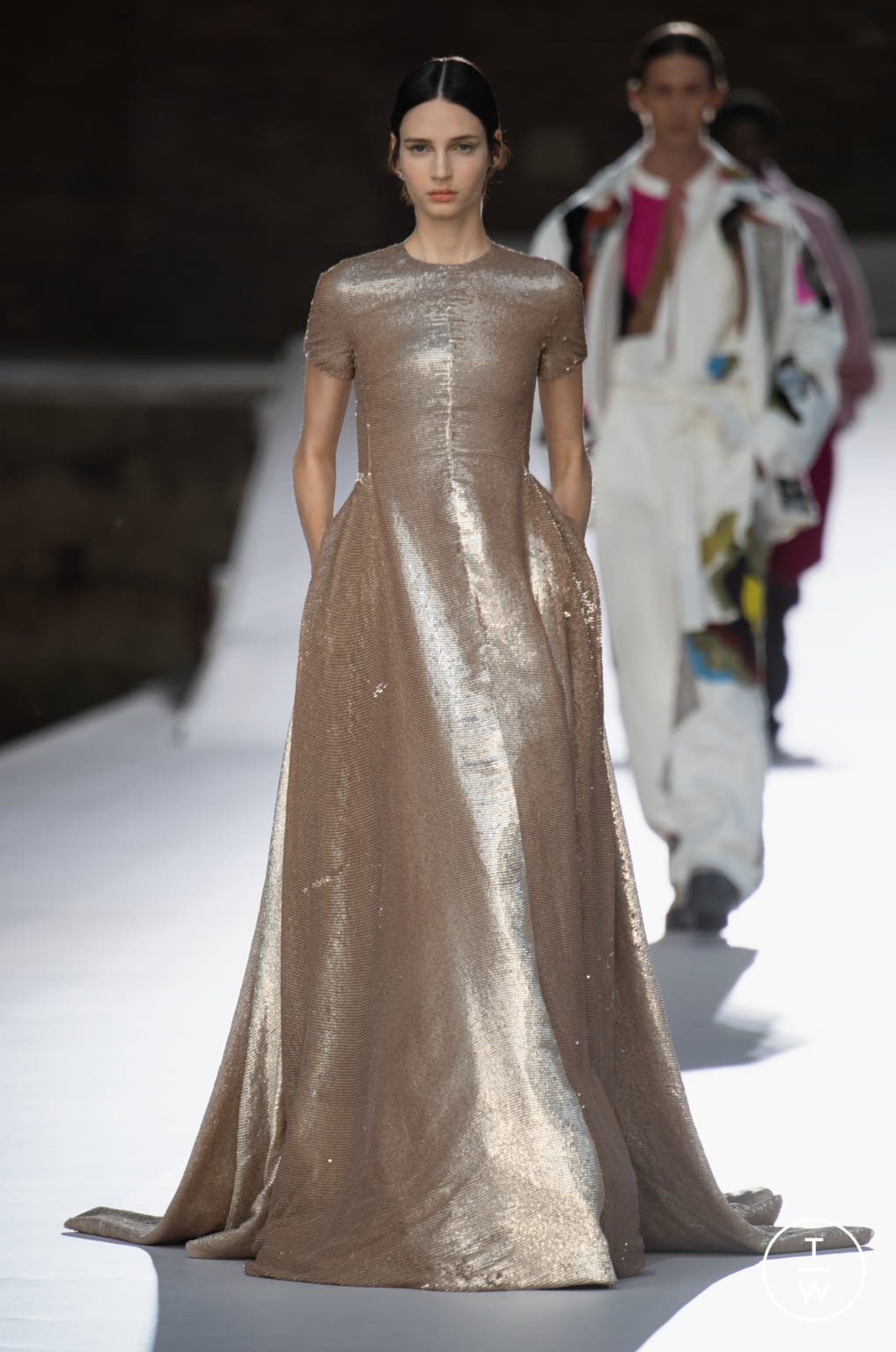 Fashion Week Paris Fall/Winter 2021 look 32 from the Valentino collection couture