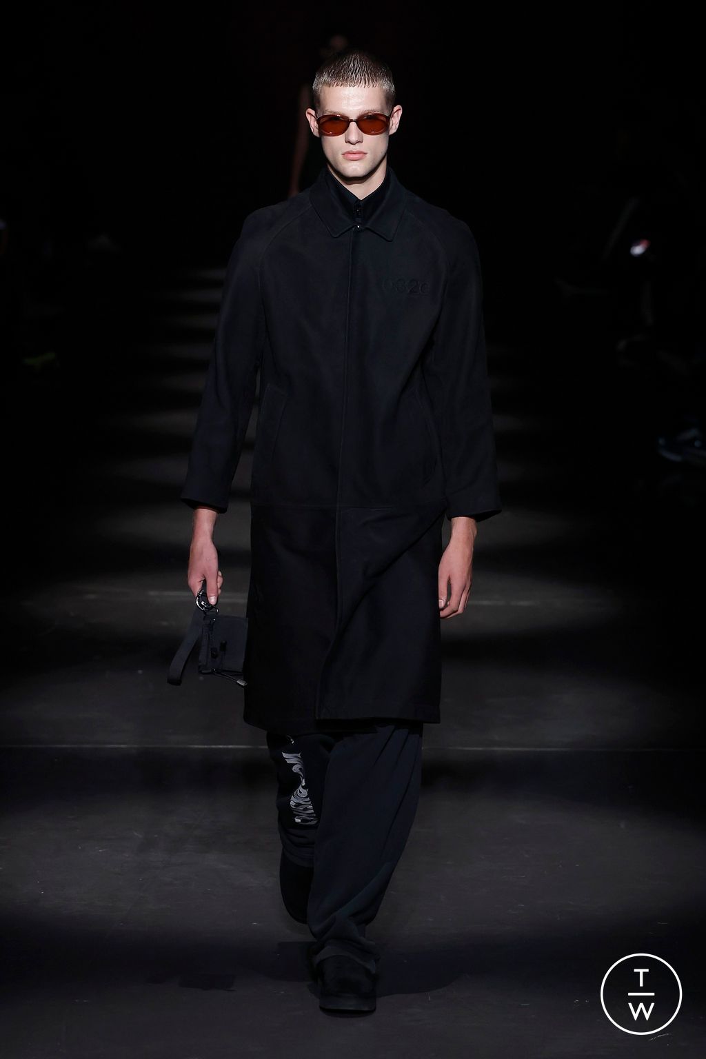 Fashion Week Paris Spring-Summer 2025 look 14 de la collection 032c menswear