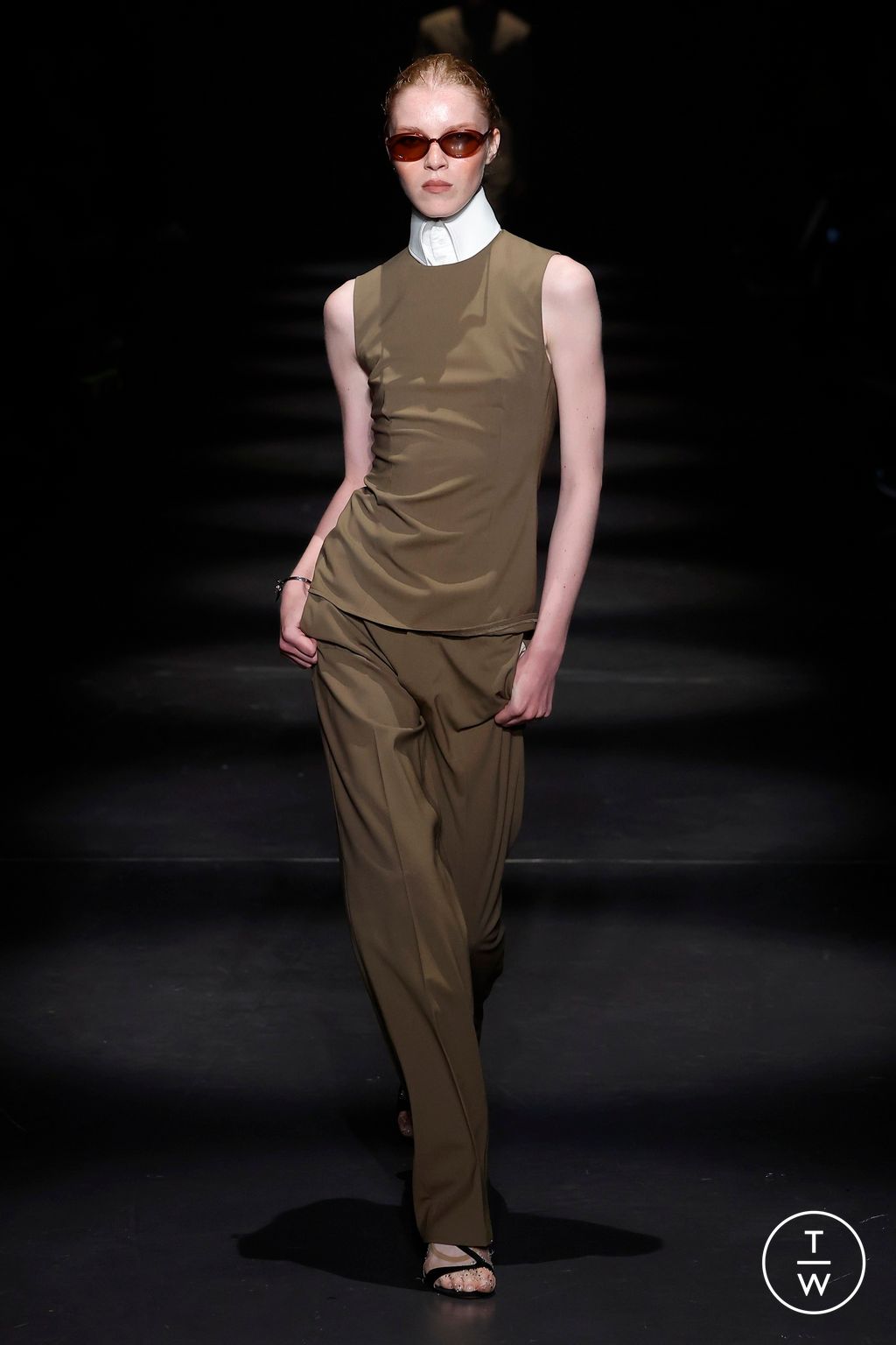 Fashion Week Paris Spring-Summer 2025 look 30 de la collection 032c menswear