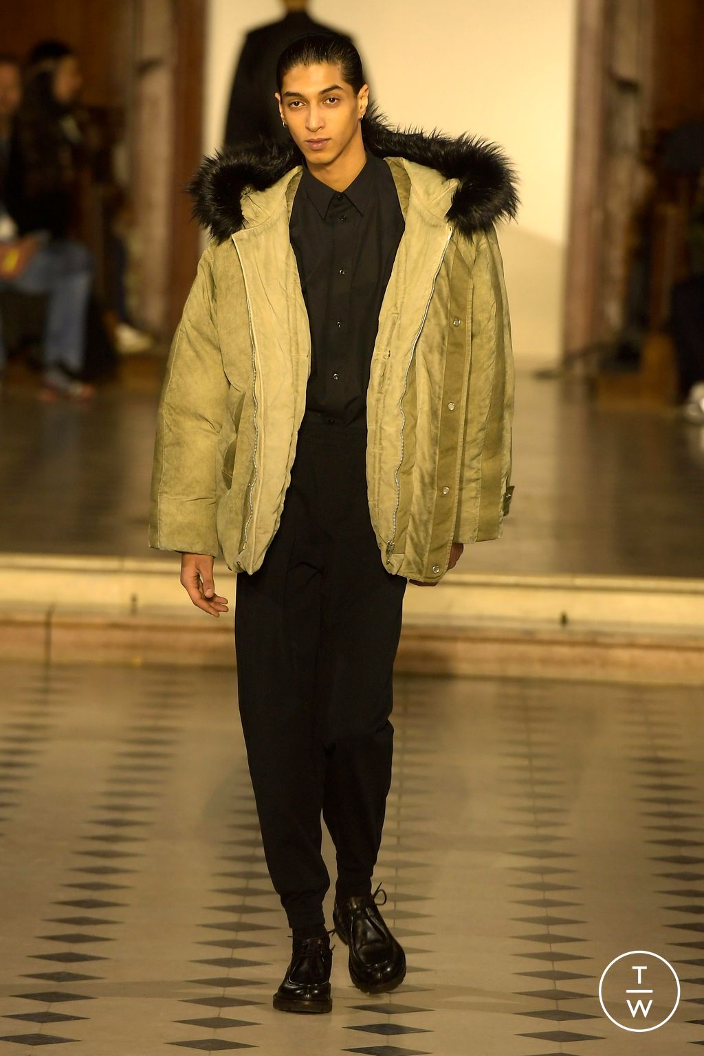 Fashion Week Paris Fall/Winter 2024 look 37 from the 032c collection 男装