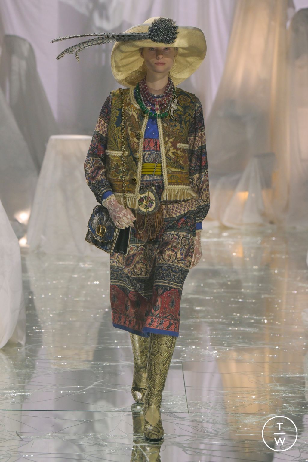 Fashion Week Paris Spring/Summer 2025 look 32 from the Valentino collection womenswear