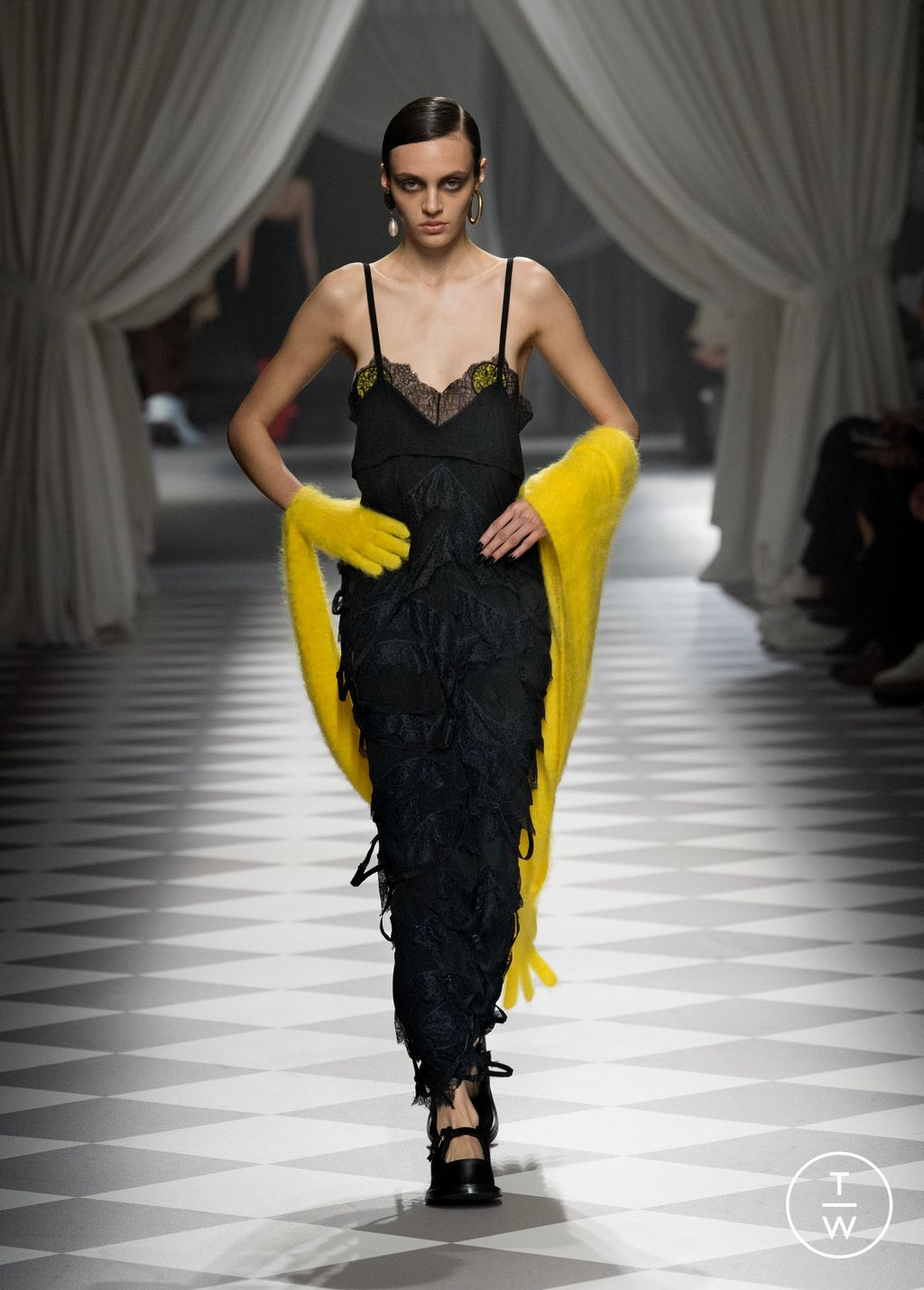 Fashion Week Milan Fall/Winter 2024 look 33 de la collection Moschino womenswear