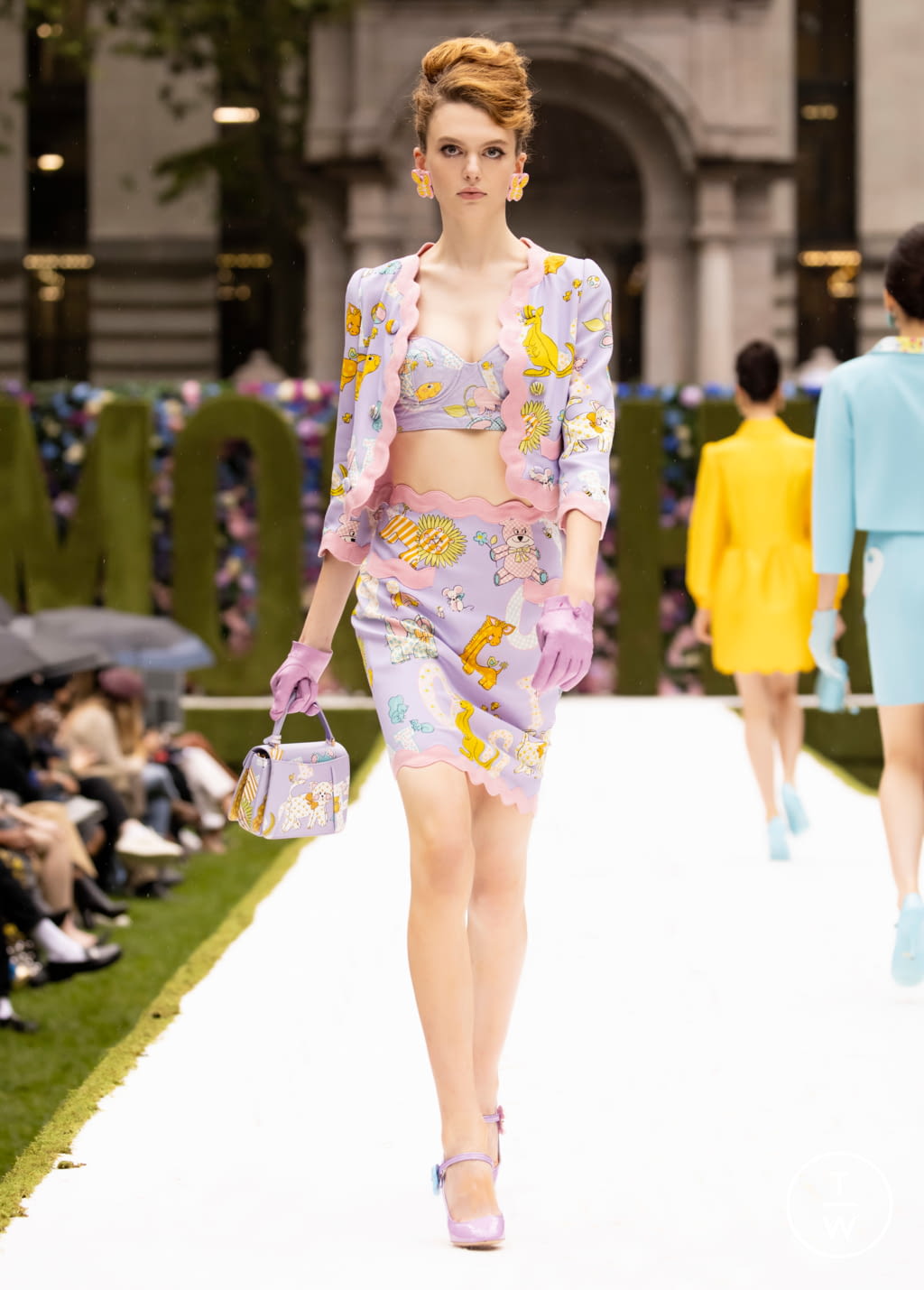 Fashion Week New York Spring/Summer 2022 look 33 from the Moschino collection 女装