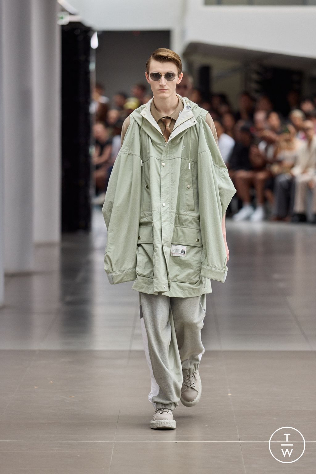 Fashion Week Paris Spring/Summer 2026 look 33 de la collection Maison Mihara Yasuhiro menswear