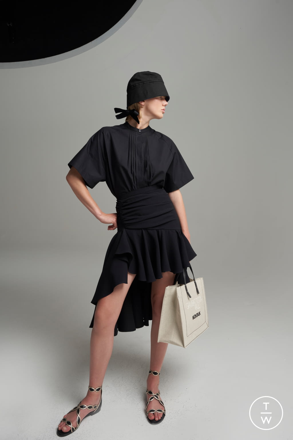 Fashion Week Paris Resort 2022 look 33 from the Giambattista Valli collection womenswear