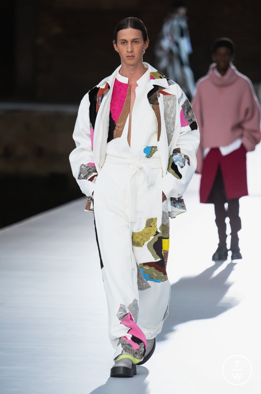 Fashion Week Paris Fall/Winter 2021 look 33 from the Valentino collection 高级定制