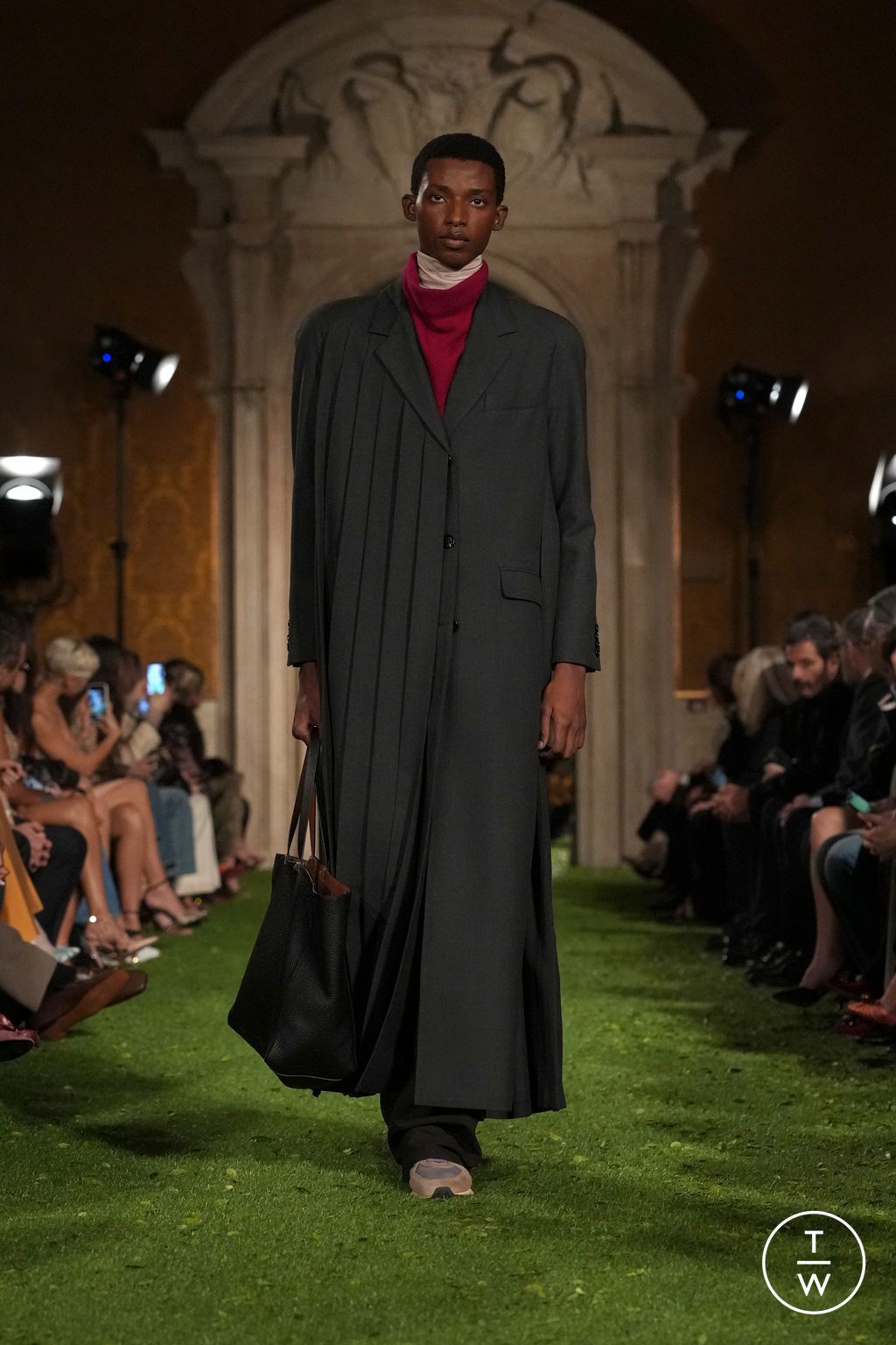 Fashion Week Paris Fall/Winter 2026 look 33 from the Valentino collection womenswear