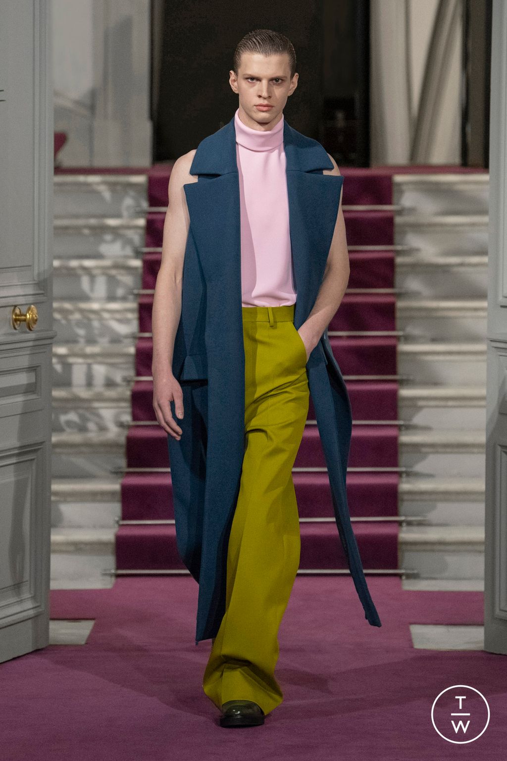 Fashion Week Paris Spring/Summer 2024 look 33 from the Valentino collection 高级定制