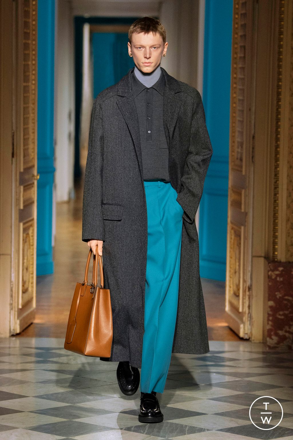 Fashion Week Paris Fall/Winter 2024 look 33 from the Valentino collection 男装