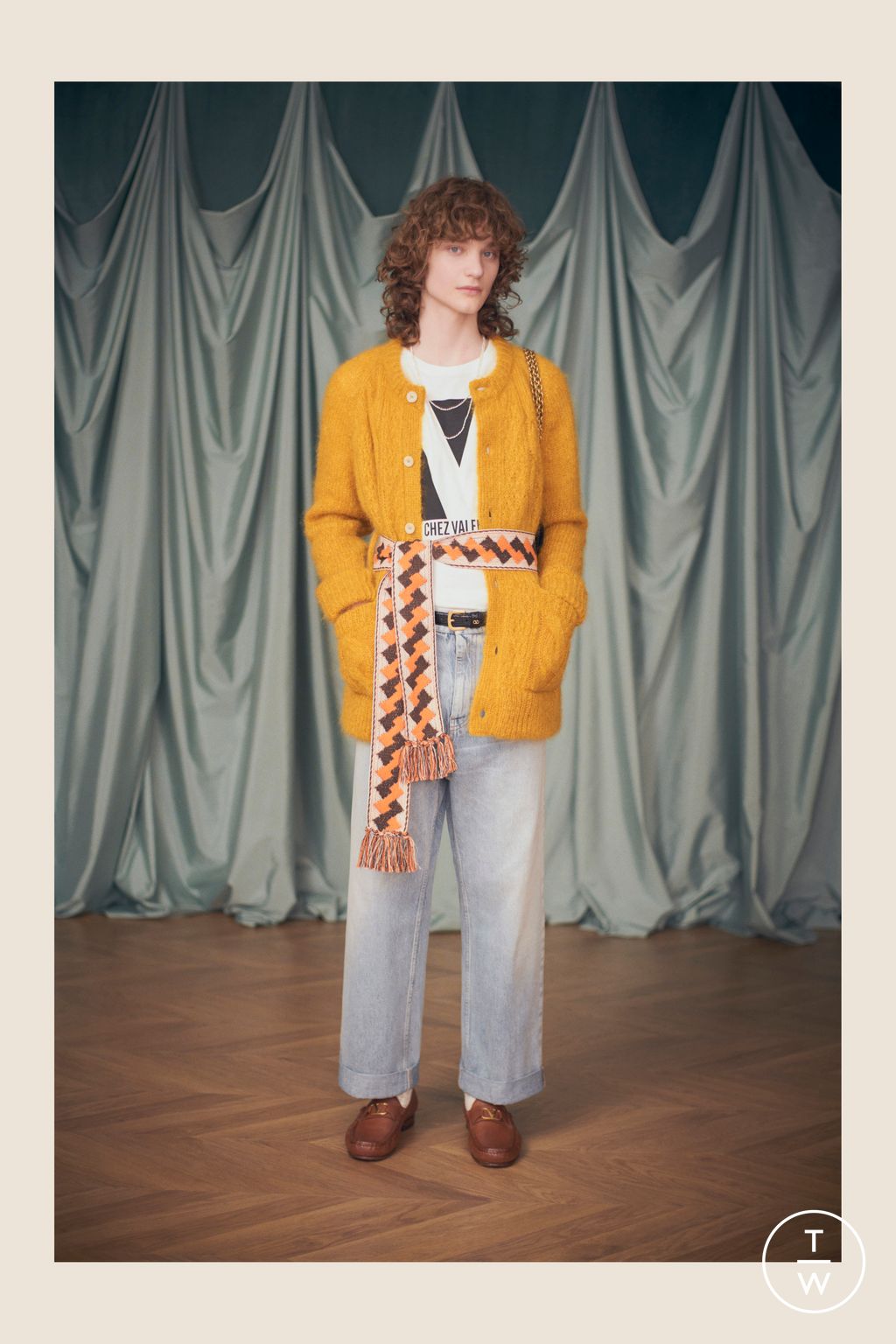 Fashion Week Paris Resort 2025 look 33 from the Valentino collection 女装