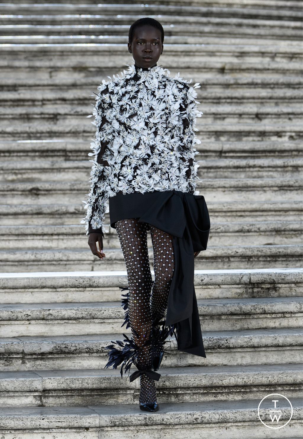 Fashion Week Paris Fall/Winter 2022 look 33 from the Valentino collection 高级定制