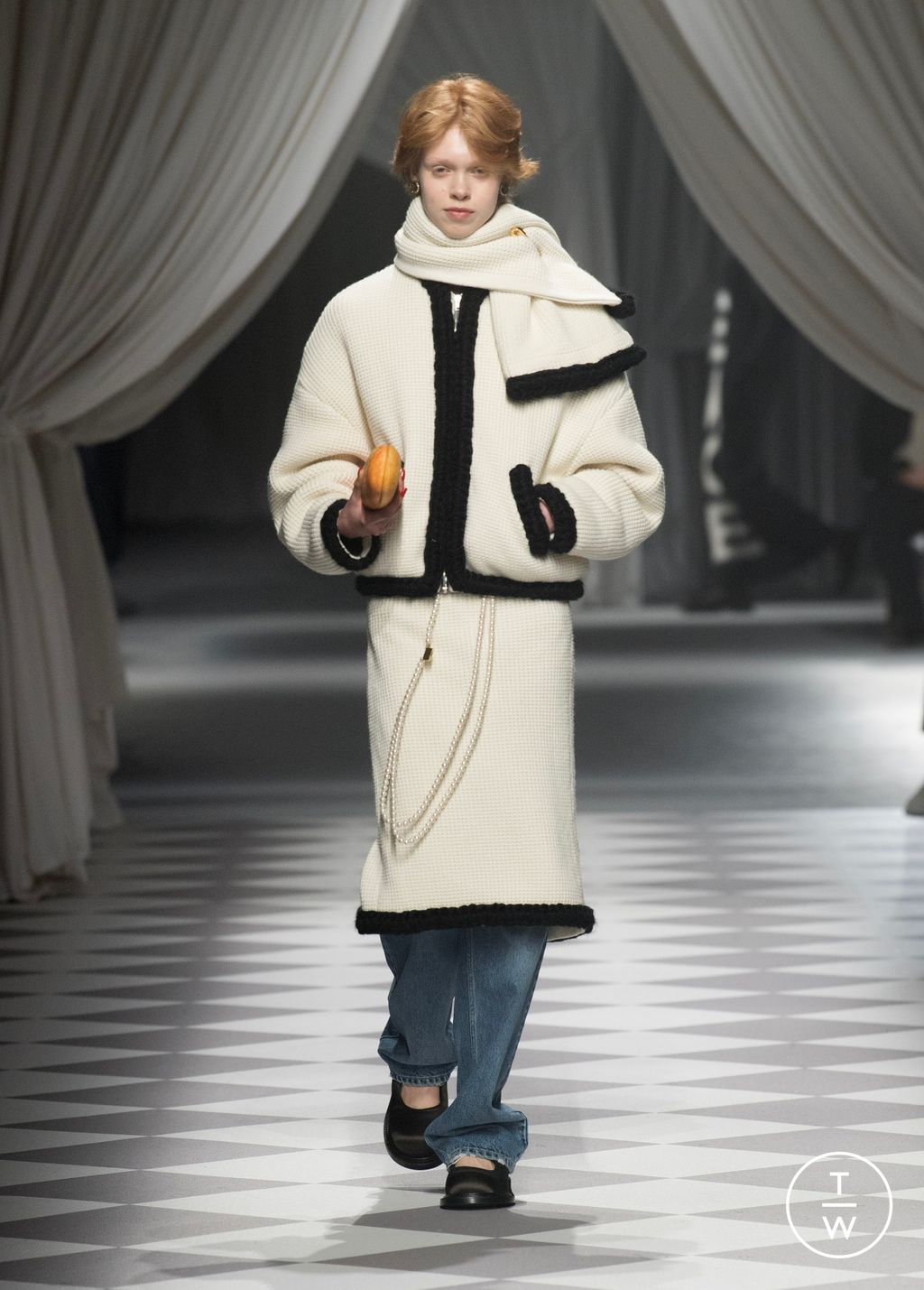 Fashion Week Milan Fall/Winter 2024 look 34 from the Moschino collection 女装