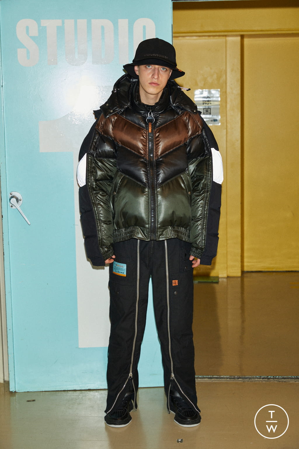 Fashion Week Paris Fall/Winter 2021 look 34 from the Maison Mihara Yasuhiro collection 男装
