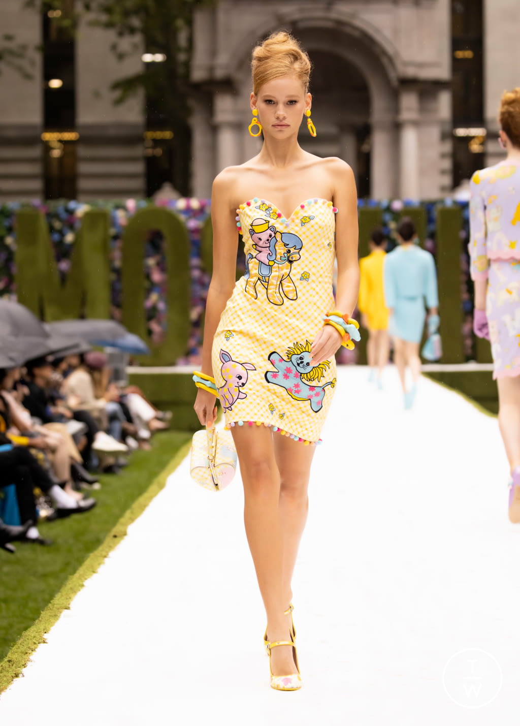 Fashion Week New York Spring/Summer 2022 look 34 from the Moschino collection womenswear
