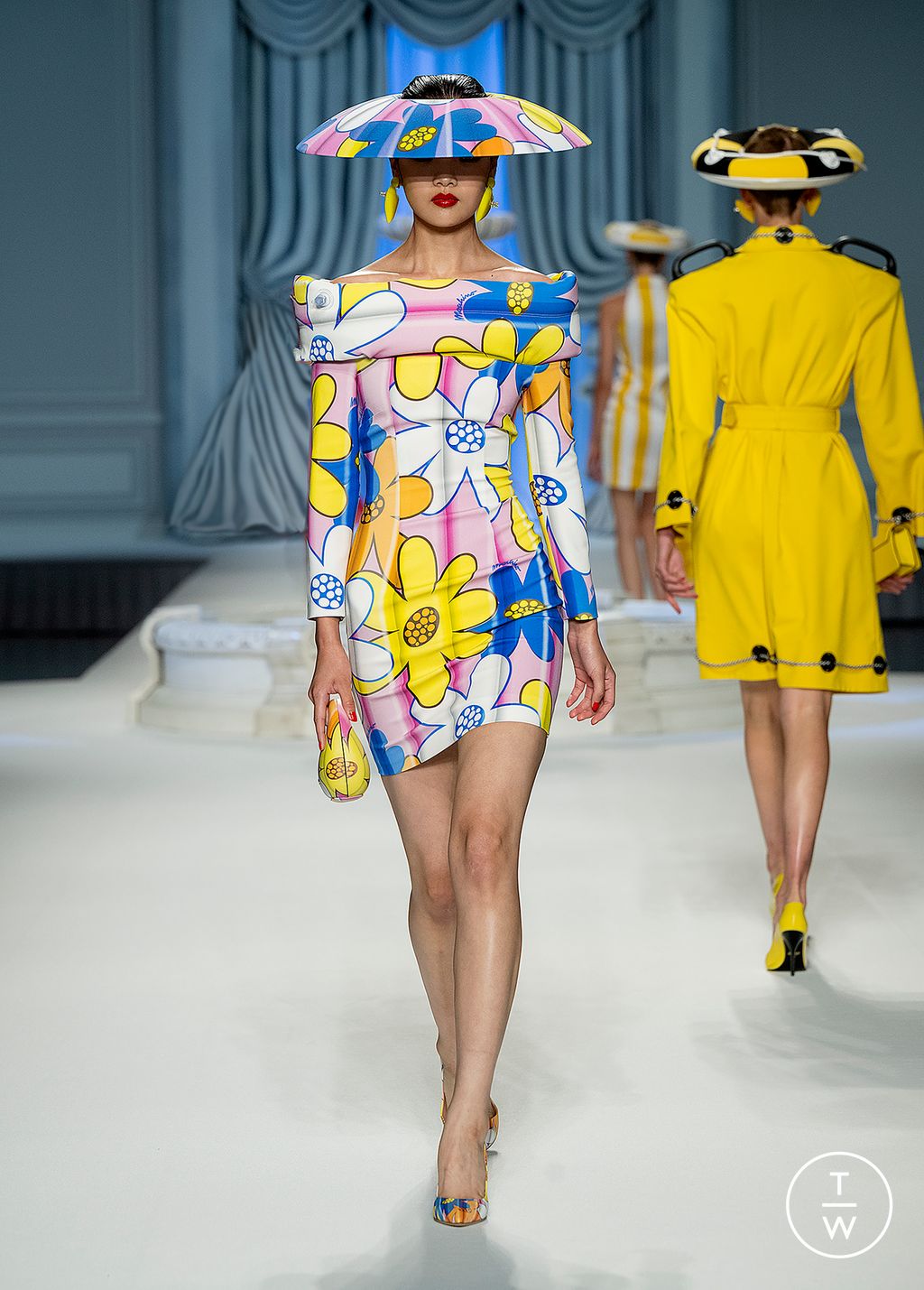 Fashion Week Milan Spring/Summer 2023 look 34 from the Moschino collection 女装