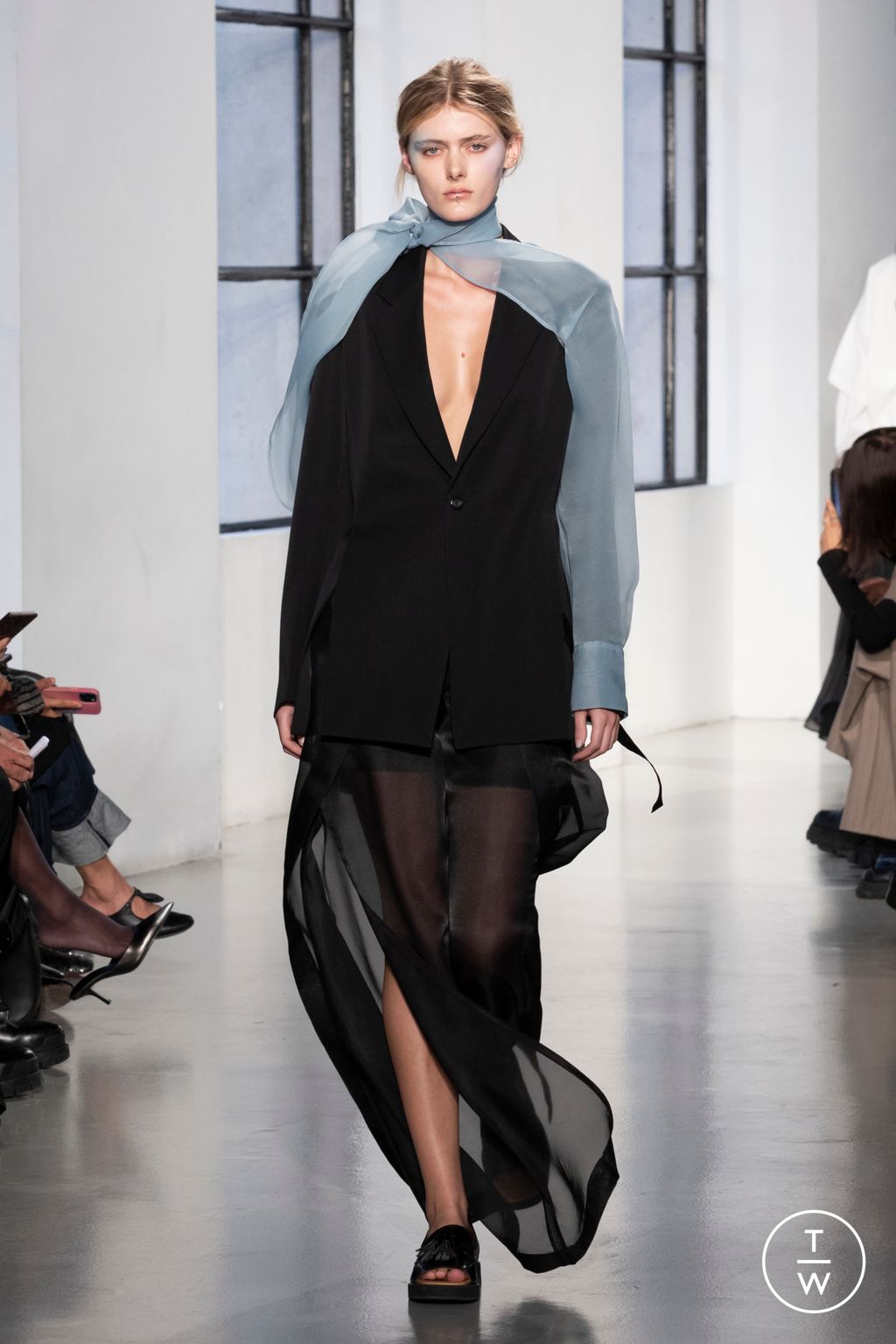 Fashion Week Paris Spring/Summer 2025 look 34 from the Ujoh collection 女装