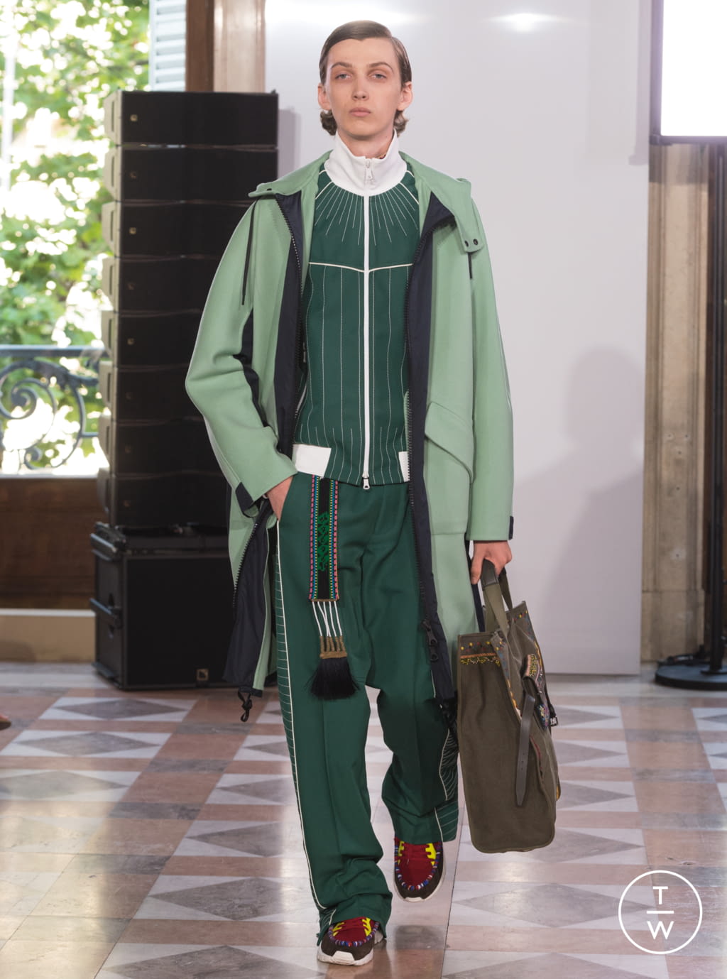 Fashion Week Paris Spring/Summer 2018 look 34 from the Valentino collection 男装