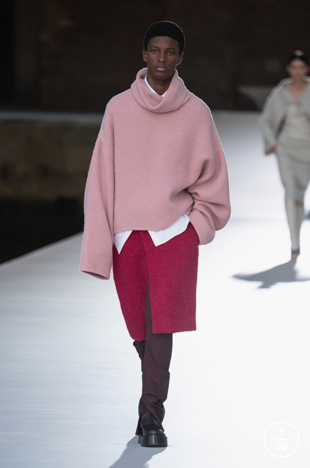 Fashion Week Paris Fall/Winter 2021 look 34 from the Valentino collection 高级定制