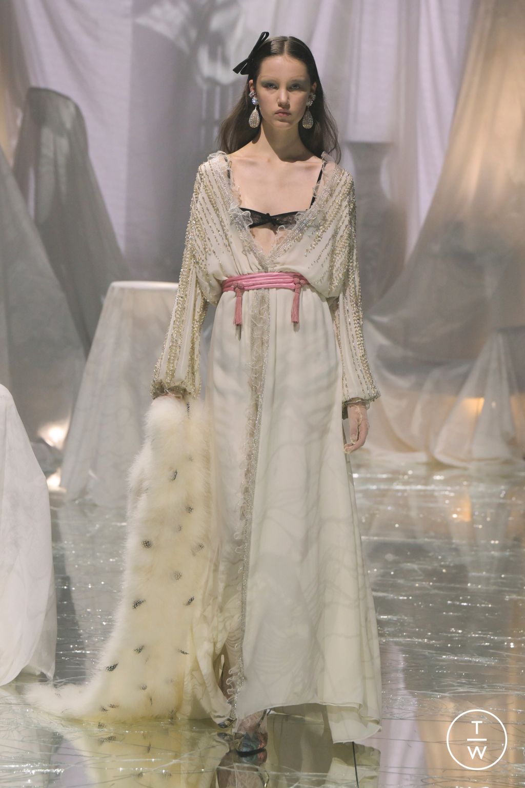 Fashion Week Paris Spring/Summer 2025 look 34 from the Valentino collection womenswear