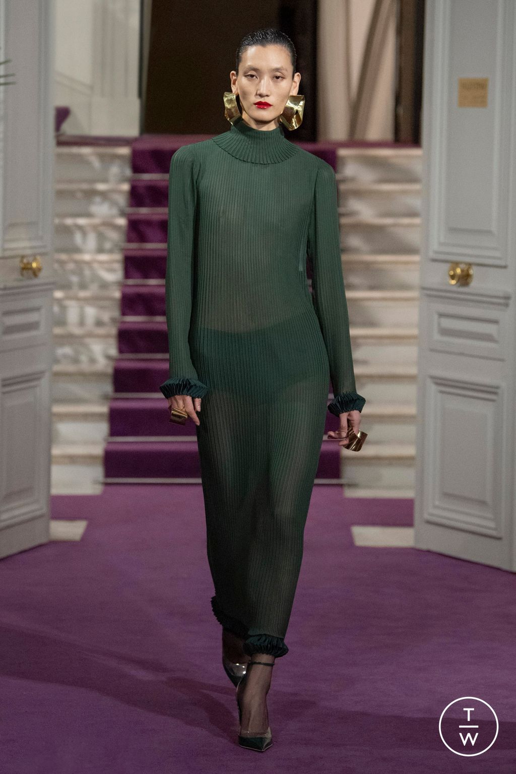 Fashion Week Paris Spring/Summer 2024 look 34 from the Valentino collection couture