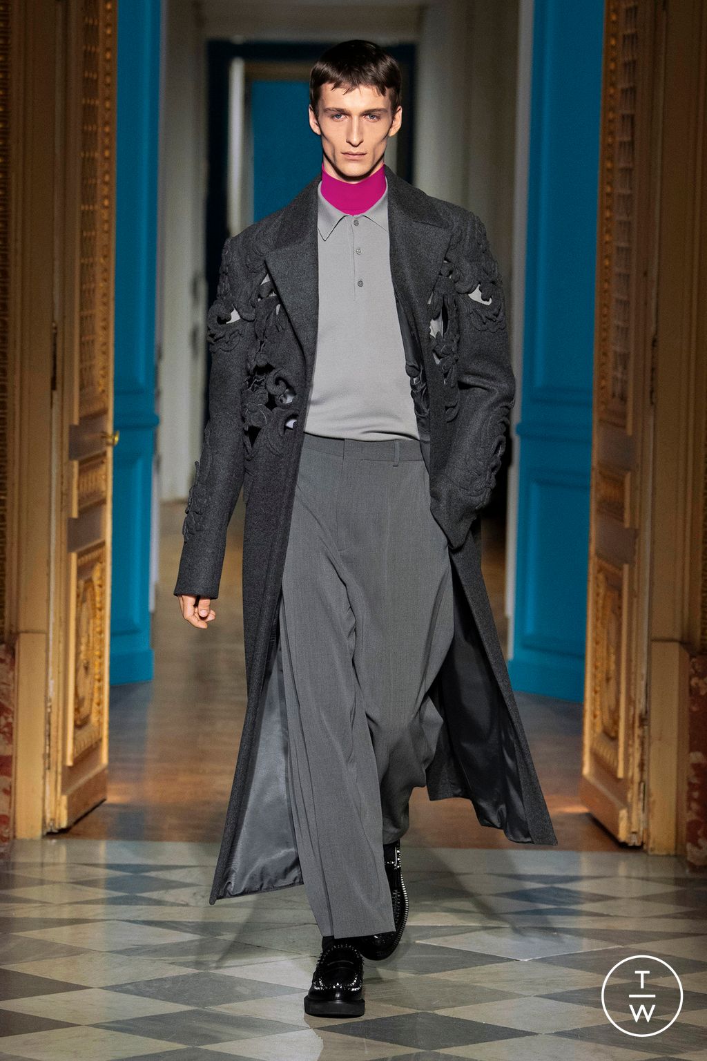 Fashion Week Paris Fall/Winter 2024 look 34 from the Valentino collection menswear