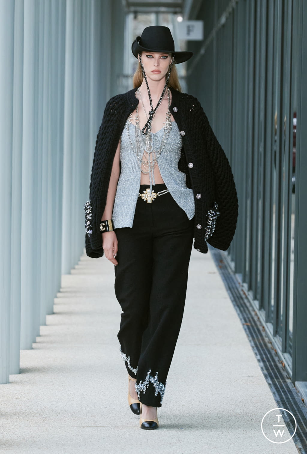 Fashion Week Paris Pre-Fall 2022 look 35 from the Chanel collection womenswear
