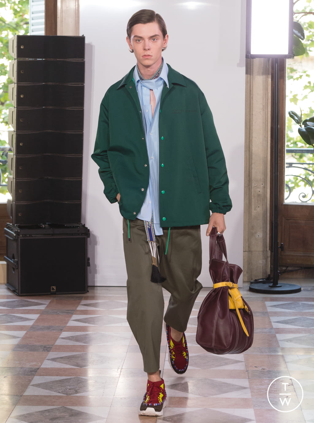 Fashion Week Paris Spring/Summer 2018 look 35 from the Valentino collection 男装