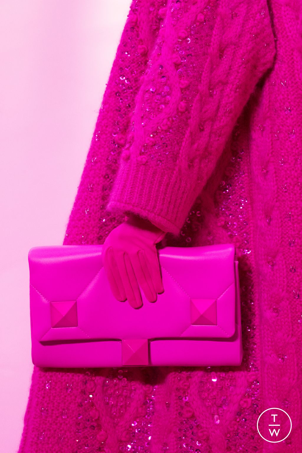 Fashion Week Paris Fall/Winter 2022 look 13 from the Valentino collection womenswear accessories
