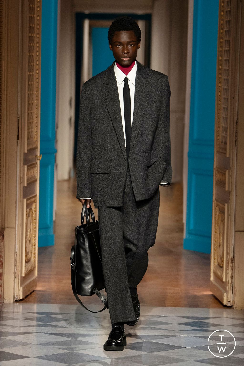 Fashion Week Paris Fall/Winter 2024 look 35 from the Valentino collection menswear