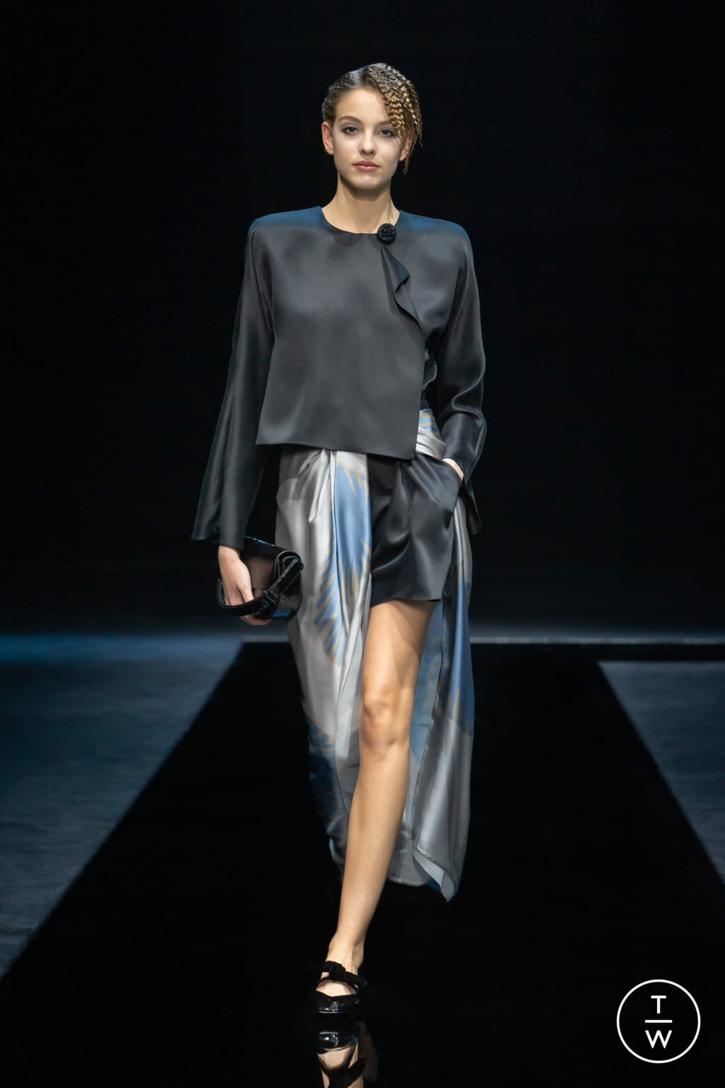 Fashion Week Milan Fall/Winter 2021 look 36 from the Giorgio Armani collection womenswear