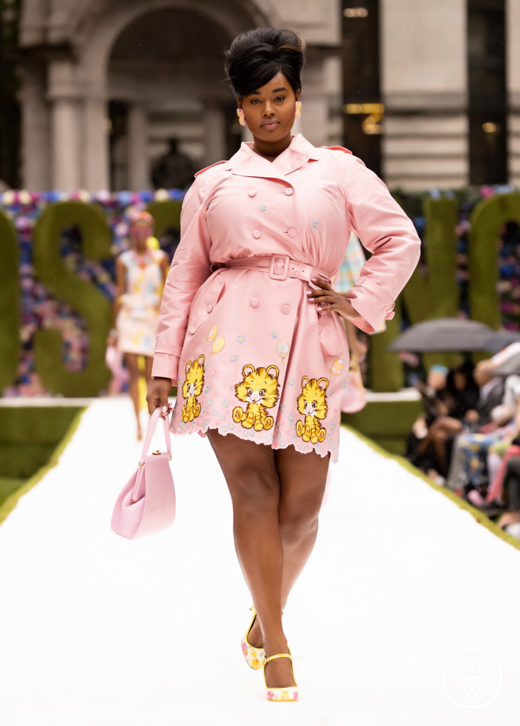 Fashion Week New York Spring/Summer 2022 look 36 from the Moschino collection womenswear