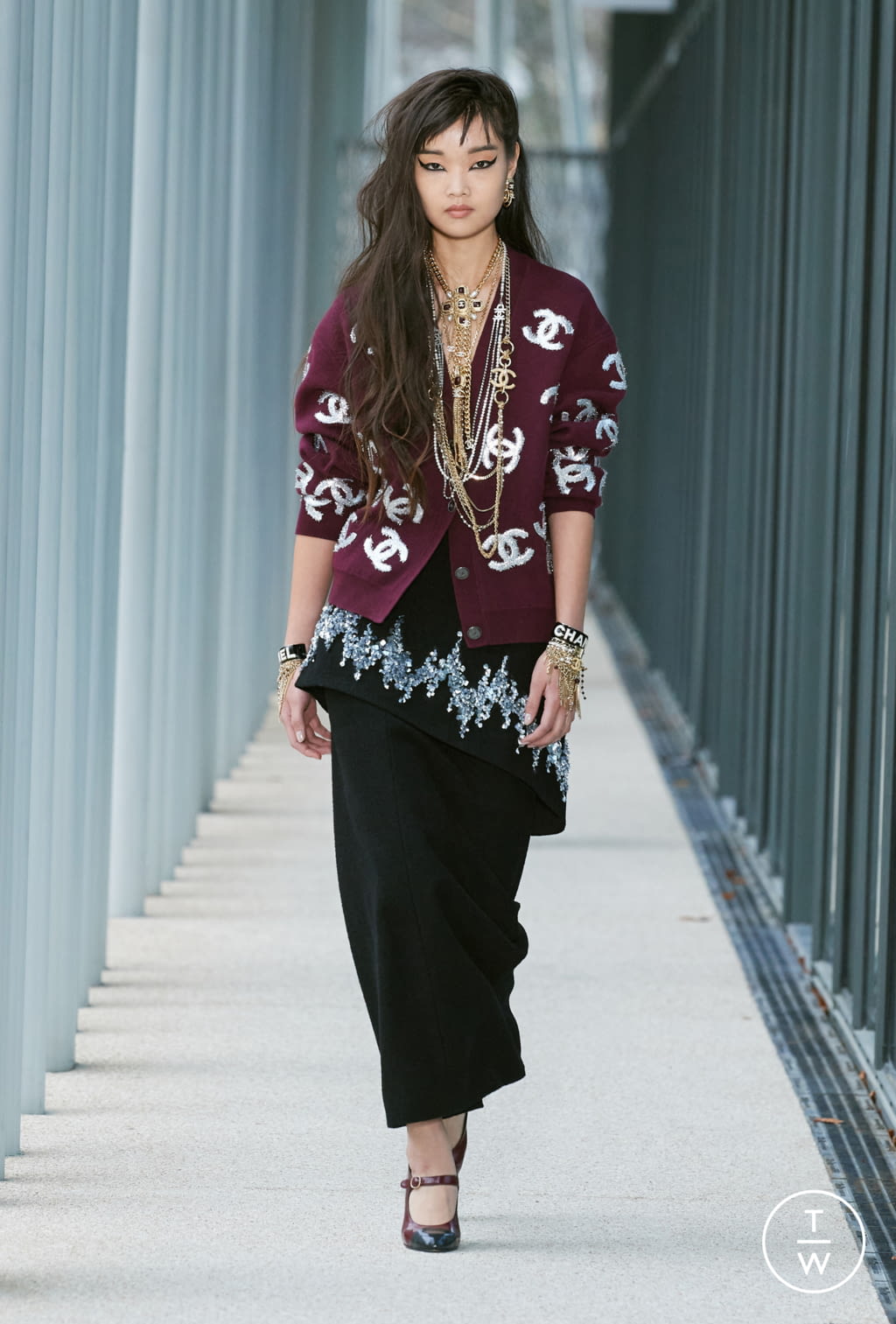 Fashion Week Paris Pre-Fall 2022 look 36 from the Chanel Métiers d'Art collection womenswear