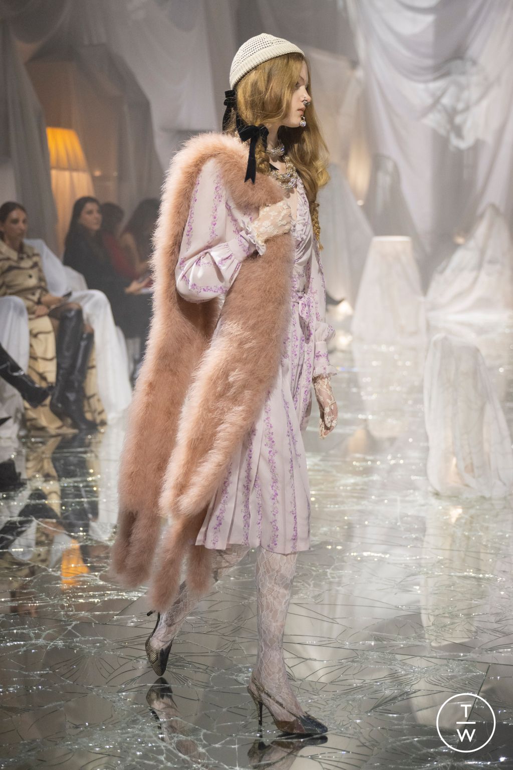 Fashion Week Paris Spring/Summer 2025 look 36 from the Valentino collection womenswear