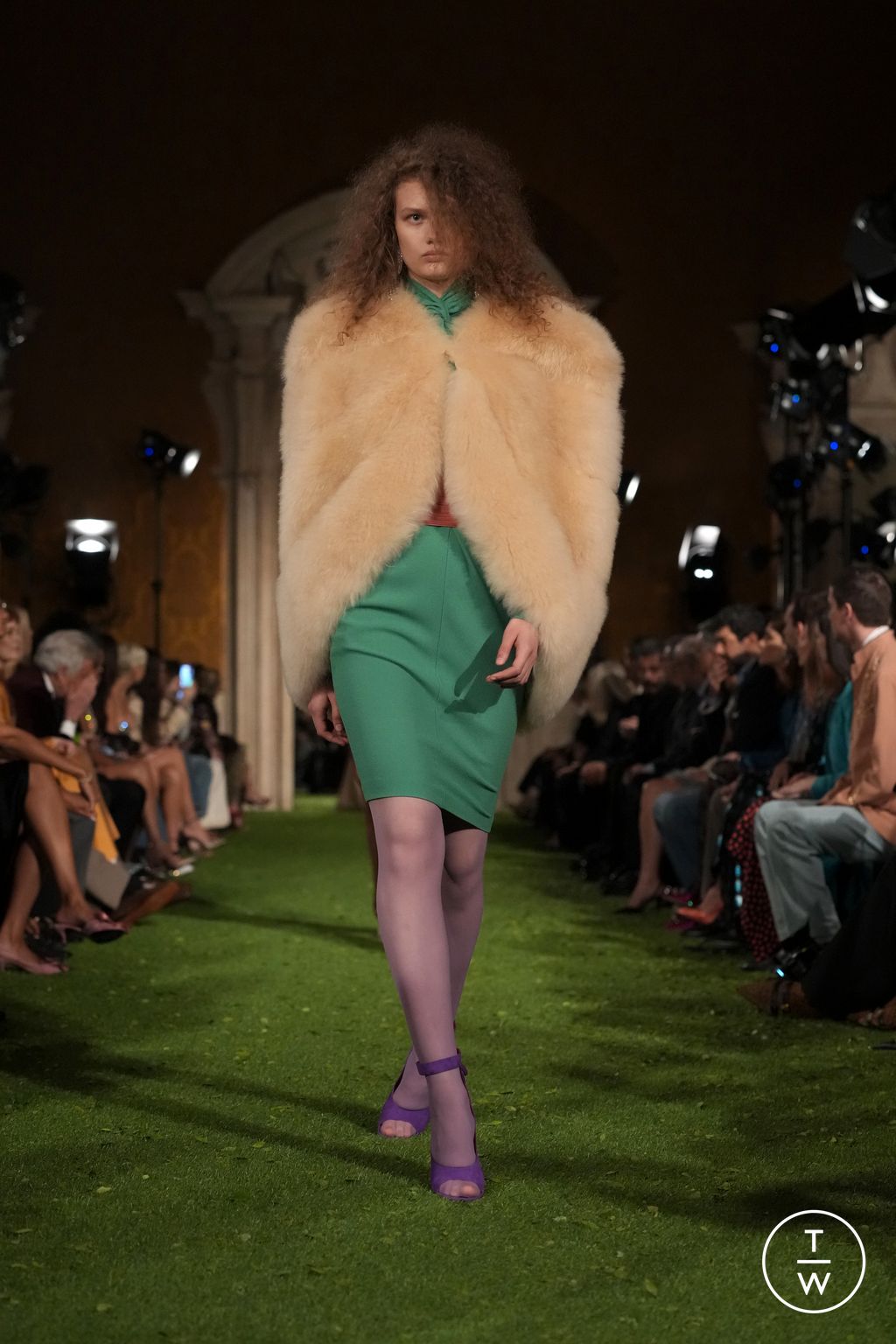 Fashion Week Paris Fall/Winter 2026 look 36 from the Valentino collection womenswear