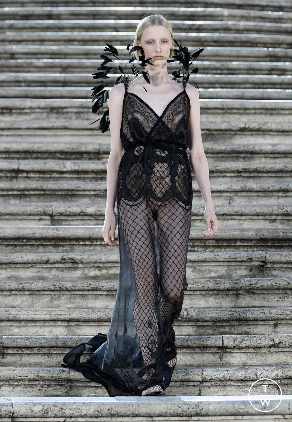 Fashion Week Paris Fall/Winter 2022 look 36 from the Valentino collection couture