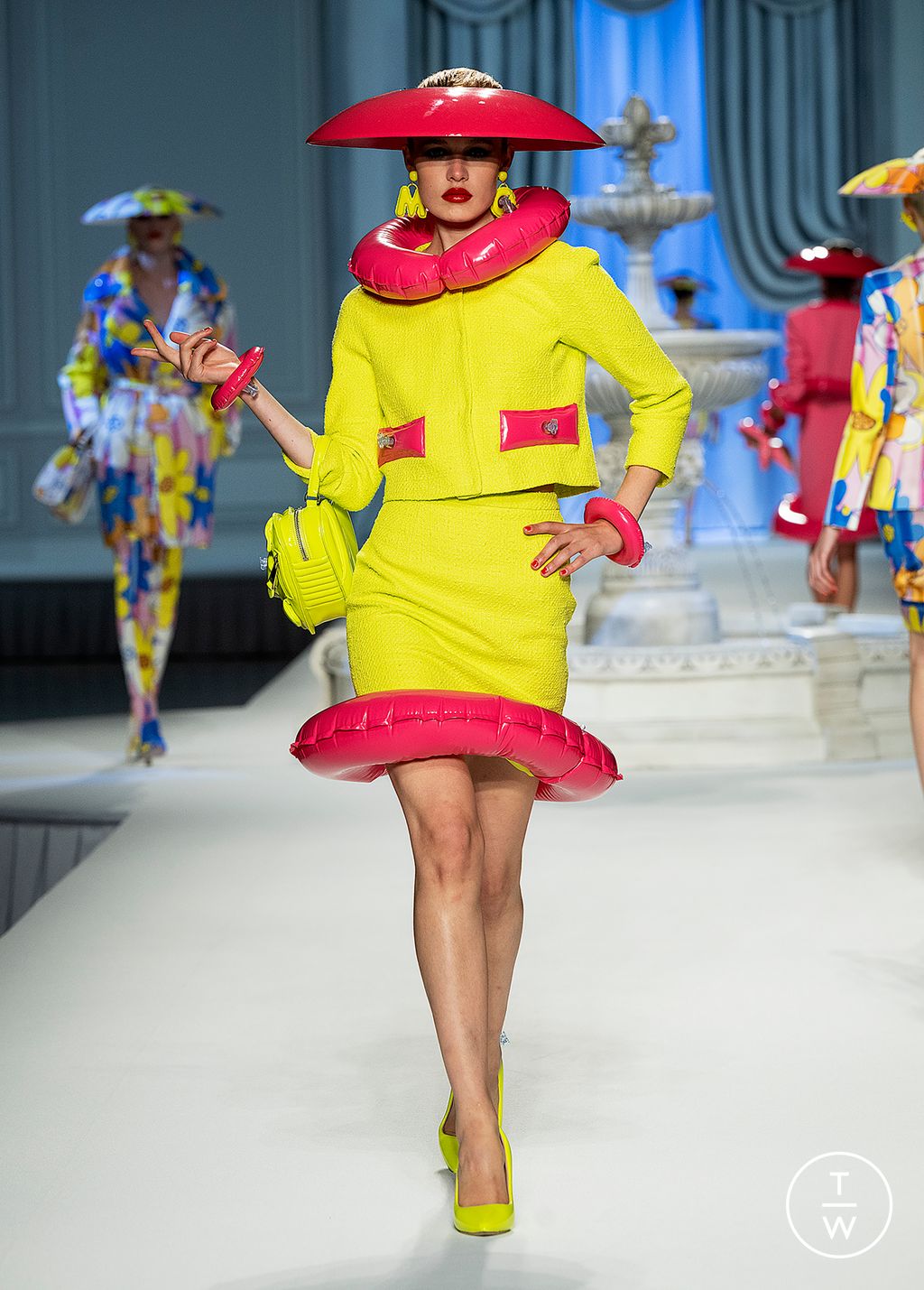 Fashion Week Milan Spring/Summer 2023 look 37 from the Moschino collection 女装