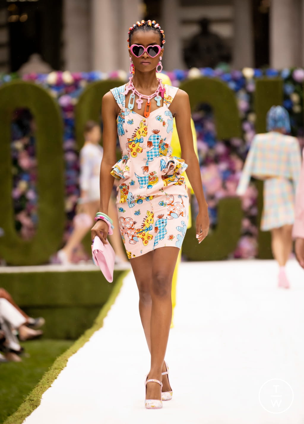 Fashion Week New York Spring/Summer 2022 look 37 from the Moschino collection 女装