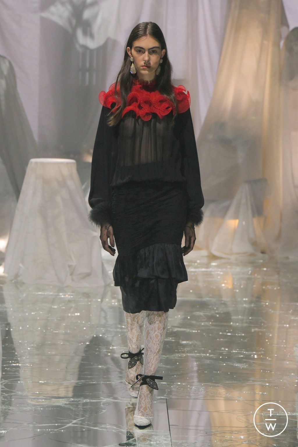 Fashion Week Paris Spring/Summer 2025 look 37 from the Valentino collection womenswear