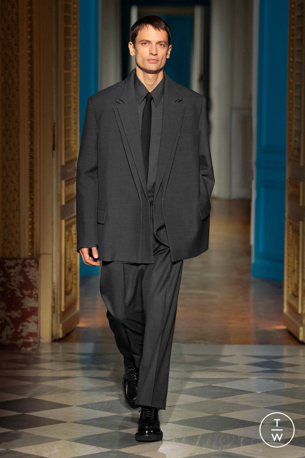 Fashion Week Paris Fall/Winter 2024 look 37 from the Valentino collection menswear