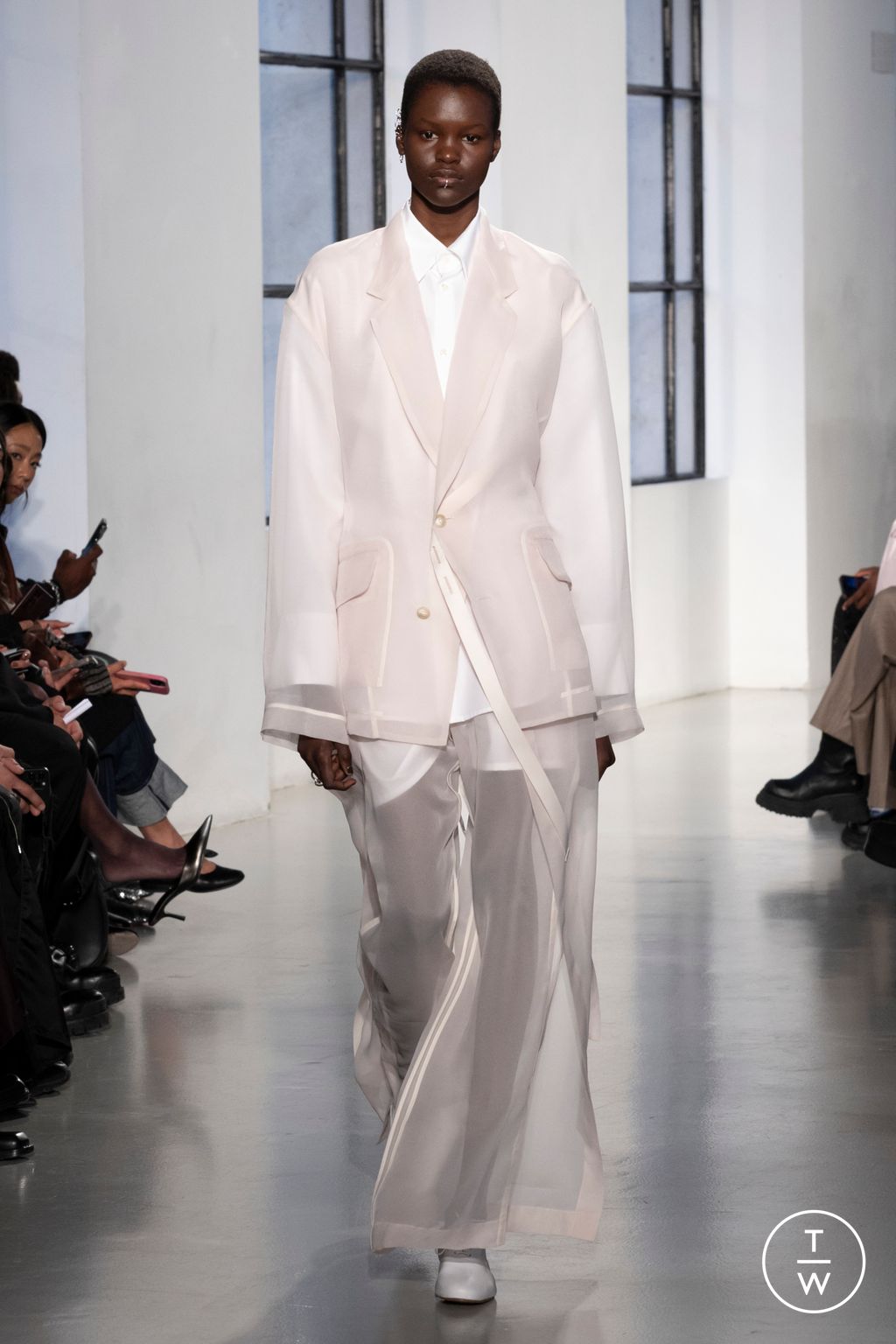 Fashion Week Paris Spring/Summer 2025 look 38 from the Ujoh collection 女装