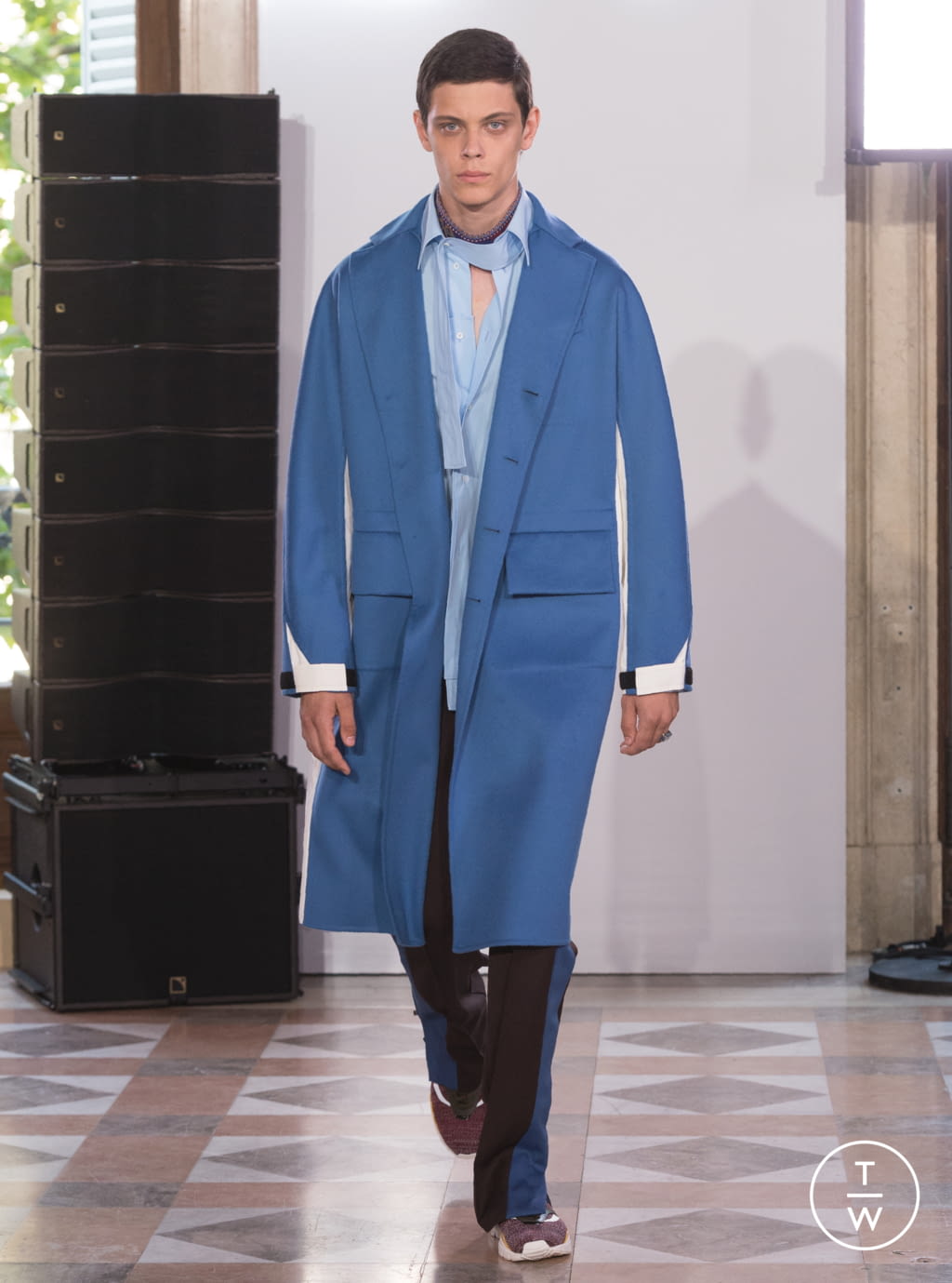 Fashion Week Paris Spring/Summer 2018 look 38 from the Valentino collection menswear