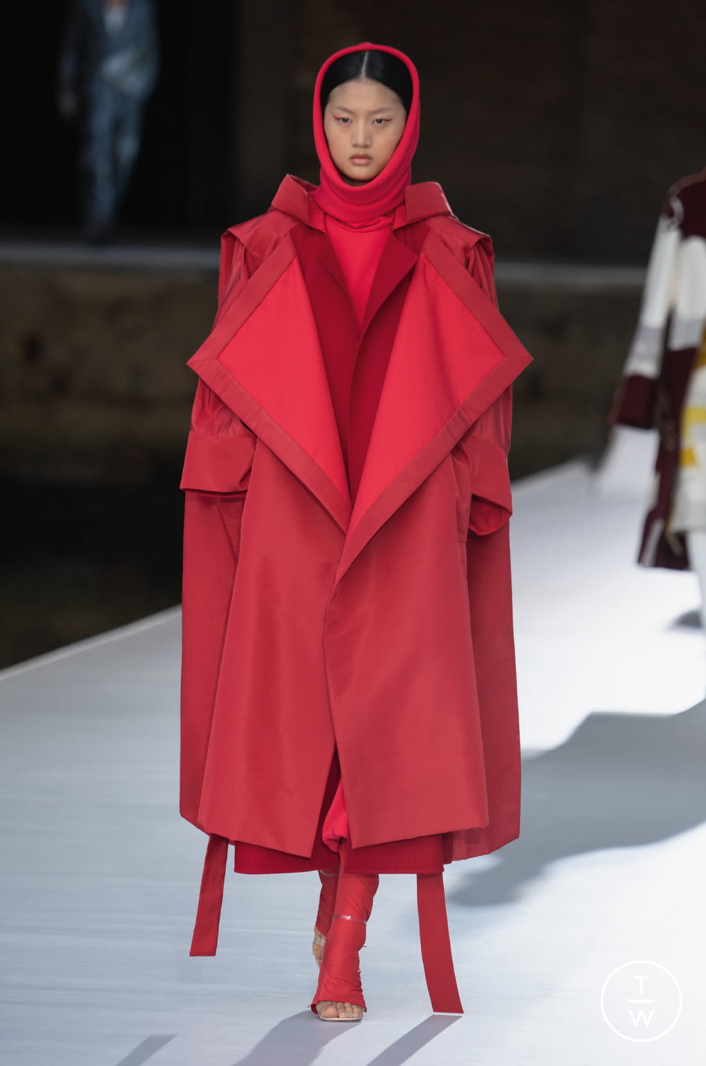 Fashion Week Paris Fall/Winter 2021 look 38 from the Valentino collection 高级定制