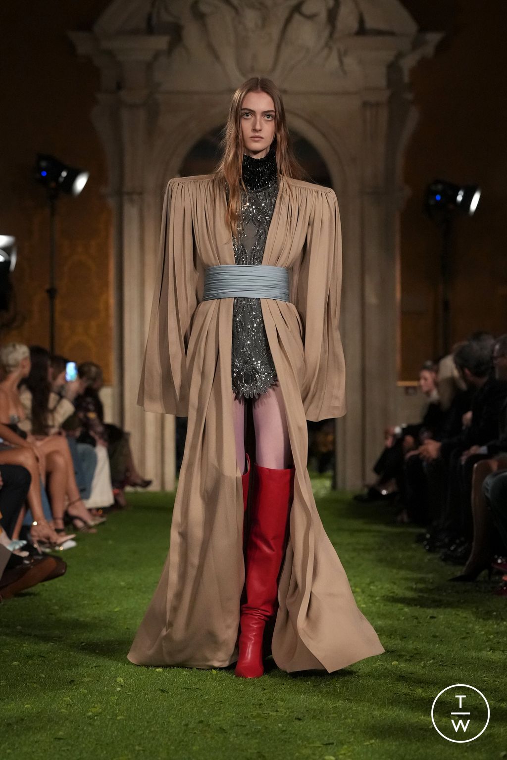 Fashion Week Paris Fall/Winter 2026 look 38 from the Valentino collection womenswear
