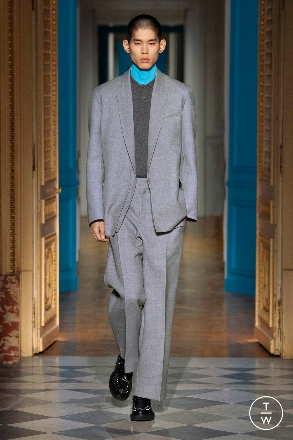 Fashion Week Paris Fall/Winter 2024 look 38 from the Valentino collection 男装