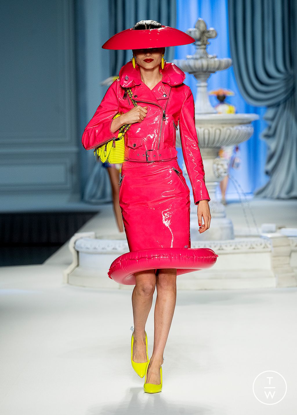 Fashion Week Milan Spring/Summer 2023 look 39 from the Moschino collection 女装