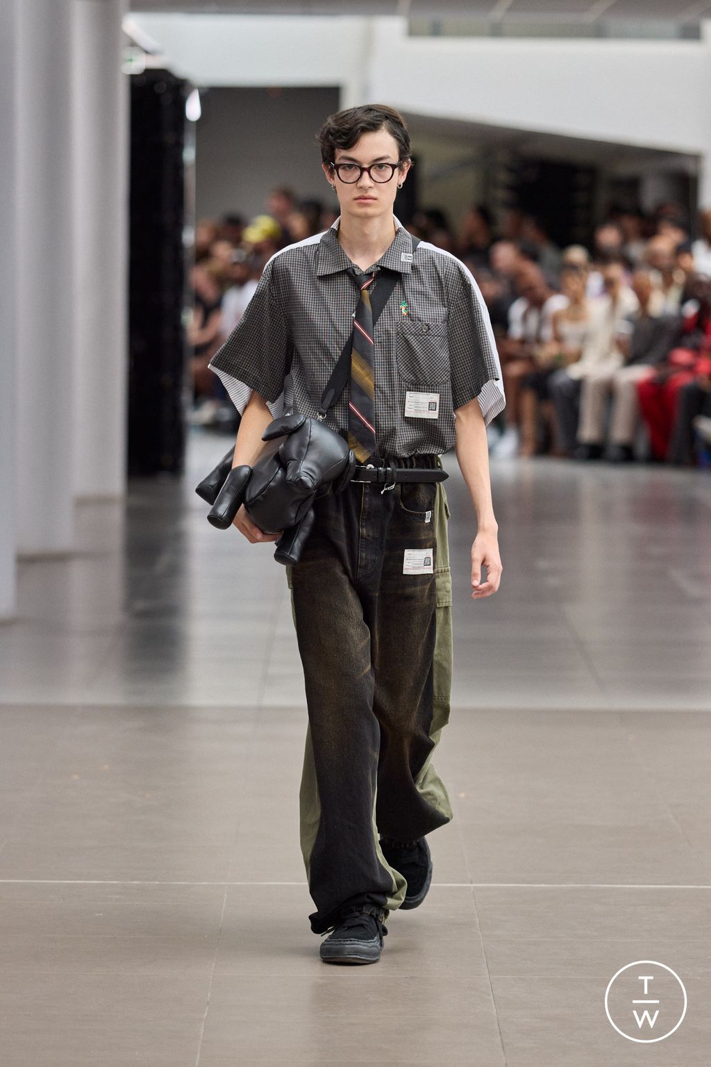 Fashion Week Paris Spring/Summer 2026 look 39 from the Maison Mihara Yasuhiro collection menswear