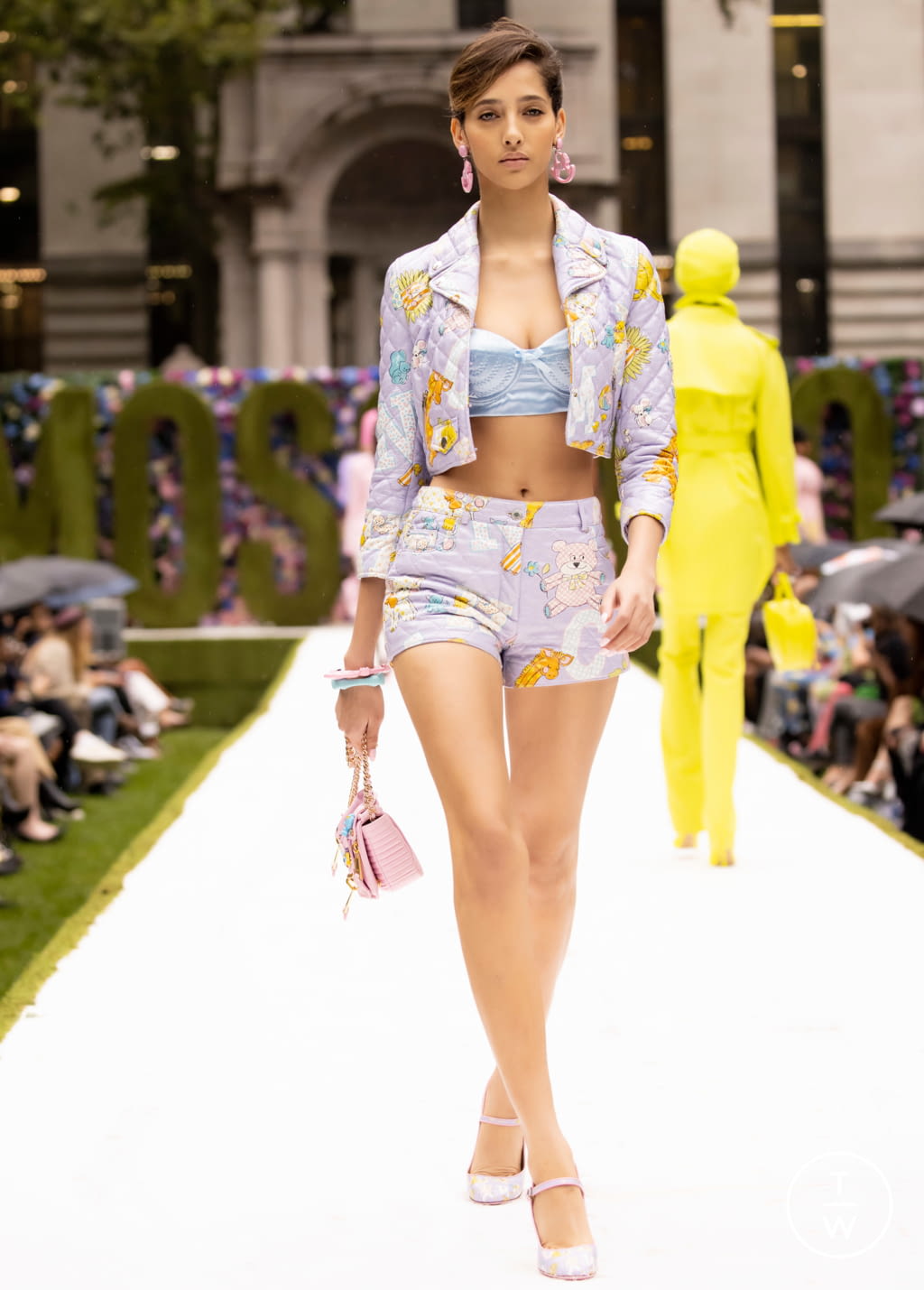 Fashion Week New York Spring/Summer 2022 look 39 de la collection Moschino womenswear