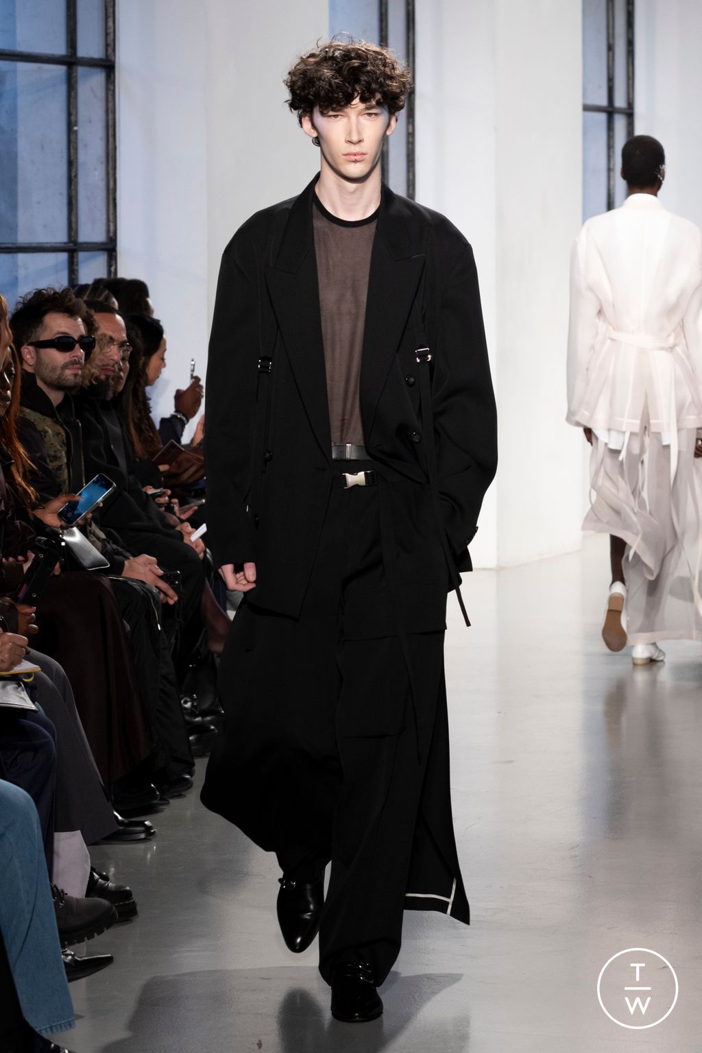 Fashion Week Paris Spring/Summer 2025 look 39 from the Ujoh collection womenswear