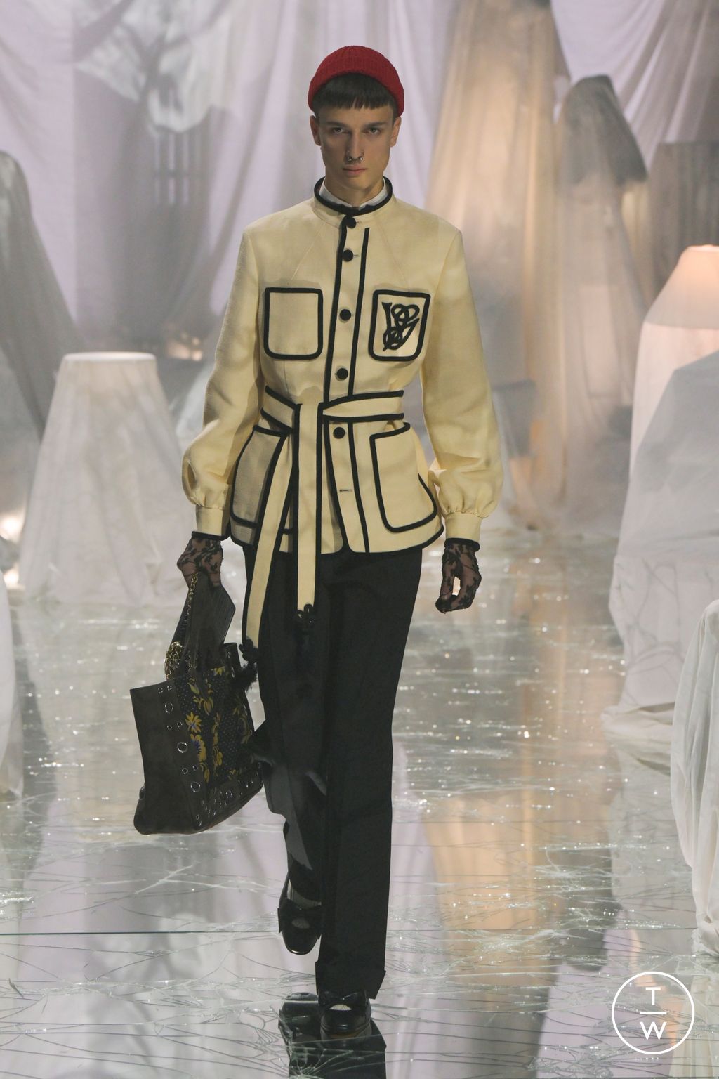 Fashion Week Paris Spring-Summer 2025 look 39 from the Valentino collection womenswear